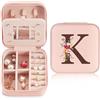 Sinekong Portagioie con Nome Iniziale K e Fiore Scatola Portagioie da Viaggio Mini Organizzatore di Gioielli con Specchio Donne Ragazze Piccolo Regalo per Compleanno Proposta Damigella