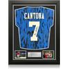 Exclusive Memorabilia Maglia blu del Manchester United autografata da Eric Cantona. Incorniciata.