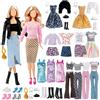 Carreuty 16 pezzi vestiti e accessori per bambole da 11,5 pollici, 1 tuta in pelle, 1 moderock 1 tuta 2 set abbigliamento casual 1 gonna con paillette 6 paia di scarpe 2 tasche 1 collana 1 cappello casuale