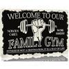 KanaAt Targa in metallo con scritta in lingua inglese Welcome to our family gym Signs - Cartello fitness vintage per palestra sala da palestra casa bar garage uomo grotta decorazione da parete regalo 20,3 x