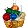 Holly & Jolly - Pallina di Natale "Cesto di lana", circa 7,5 cm | Pallina di Natale in vetro, dipinta a mano, decorazione per l'albero di Natale nei colori rosso, verde e blu, con glitter