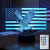 DAHEYMA Luce notturna con aquila con bandiera americana, regalo per veterani uomini, lampada illusione 3D con telecomando e timer a 16 colori, decorazione patriottica da scrivania, ideale per