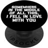 Funny Sayings & Funny Designs Da qualche parte nel mezzo di tutto questo, Mi sono innamorato di te PopSockets PopGrip Adesivo