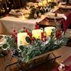 Avoalre Centrotavola Natalizio con 3 Candele LED Senza Fiamma | Portacandele a Slitta Con Rami di Pino Floccati, Bacche Rosse e Foglie di Agrifoglio, Decorazione Festiva
