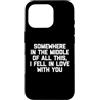 Funny Sayings & Funny Designs Custodia per iPhone 16 Pro Da qualche parte nel mezzo di tutto questo, Mi sono innamorato di te