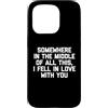 Funny Sayings & Funny Designs Custodia per iPhone 15 Pro Da qualche parte nel mezzo di tutto questo, Mi sono innamorato di te