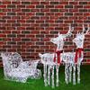 BAKAJI Slitta e Renne Natalizie 3D Luminose 240 Luci LED Bianco Freddo Carro di Natale per Esterno da Giardino a Batterie 7 Effetti Luminosi Altezza Renne 68cm Slitta 35 cm