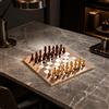 Scacchiera in legno con pezzi degli scacchi, design sottile ed elegante per lo