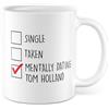 Pagma Druck Tazza singola con scritta - regalo singolo, taken, mentally dating Tom Holland - tazza da caffè 330 ml in ceramica - umorismo divertente perdonare amici