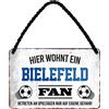 schilderkreis24 Targa in metallo con scritta in lingua tedesca HIER WOHNT UN Bielefeld Fan Targa da appendere per gli appassionati di calcio. Idea regalo, 18 x 12 cm