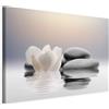 B&D XXL - Quadro Moderno per Soggiorno Grandi, Zen Pietre e Fiore 120x80cm | Chiodi Inclusi, 1 Pezzo, Pannelli Decorativi per Pareti, Decorazione da Parete, Resistenti Allo Sbiadimento