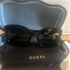 Gucci Occhiali da sole Gucci GG0369S ad incastro G Temple Bee montatura nera con cu...