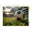Calvendo Puzzle di CALVENDO Un pallone da calcio giace sul campo verde di uno stadio pieno e annuncia l'inizio di una partita emozionante. | Puzzle da 1000 pezzi di dimensioni 64x48cm Foto puzzle per ore liete