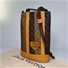 LOUIS VUITTON Borsa a tracolla LOUIS VUITTON NIGO Monogram Randonnée in pelle marrone con m...