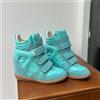 NONE Sneakers da donna con zeppa nascosta, cinturino triplo a strappo, in pelle sintetica e camoscio, scarpe casual con rialzo alla caviglia per camminate quotidiane.