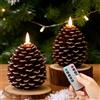 JOIONE 2 candele senza fiamma a forma di pigna con timer remoto, candele tremolanti a batteria, a LED, in vera cera, per decorazione di interni, set da 2, marrone con glitter bianchi (14 x 10,4 cm)