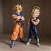 Bandai Dragon Ball Z Statua Anime Goku Super Saiyan 1 (31cm) e Vegeta WDF (27cm) con 2 Teste e Braccia Incrociate, Modellino da Collezione per Scrivania