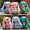 Bandai Anime 3style Nuova Figura di Hatsune Miku, Mini Ornamenti di Personaggi, Decorazione per Casa e Scrivania in Rosa e Verde, Giocattolo per Adulti, Regalo di Compleanno per Bambini