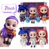 Bandai Bambole Anime da 7 Pollici con Occhi Glitterati 5D, Giocattoli in Vinile con Musica e Articolazioni Mobili, Regalo di Compleanno Carino e da Collezione per Bambini e Fan