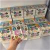 Bandai Disponibile - Badge Originali Pokémon PTCG Eeveelutions e Bustine Sigillate SV con Carte da Collezione - Badge in Metallo a Sorpresa e Bustine Sigillate SV con Carte da Collezione