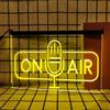 KEYQEEN On Air Insegna al Neon con Altoparlante per Decorazioni murali, luci al Neon a LED dimmerabili alimentate Tramite USB per la Sala di Trasmissione di studi radiofonici,Giallo,60x40cm