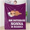 Shoppawhile Idee Regalo Nonna Compleanno Flanella Bradipo Coperta 130 x 150cm, per Festa della Mamma e dei Nonni, Natale