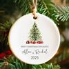 SHENGBEIDZ Ornamento Natalizio Personalizzato in Ceramica, Regali di Nozze per Coppie 2025 - Decorazione per Il Primo Natale da Sposati, Regalo Decorativo per L'Albero di Natale(Style 8)