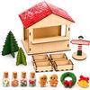 MYPPRFC Kit Porta Gnomo Natale Casa delle Bambole 14 Pezzi | casetta in legno del mercatino di Natale, 2 alberelli di Natale di carta, 4 cestini in legno