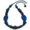 Avalaya Collana in corda di cotone con perline di legno/vetro blu con chiusura a bottone/anello, lunghezza 60 cm