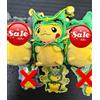 Pokémon Center Peluche Pokemon Poncho Mega Rayquaza Pikachu che indossa