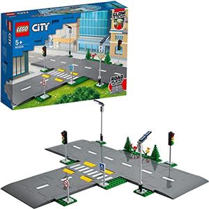 LEGO City Piattaforme Stradali, Set di Basi per Strade con Lampioni Fosforescenti, Semafori Giocattolo, Cartelli, Segnaletica Stradale e Alberi 60304